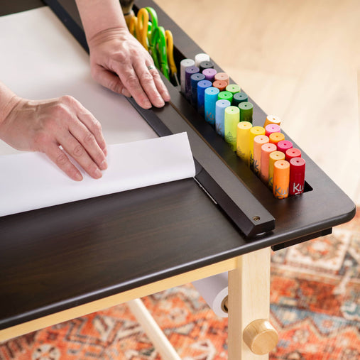 G51082 Deluxe Art Center Lifestyle Detail 227