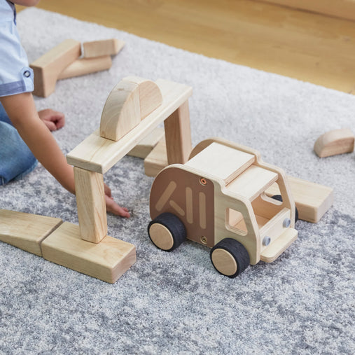 G6722 Wooden Garbage Truck Lifestyle2