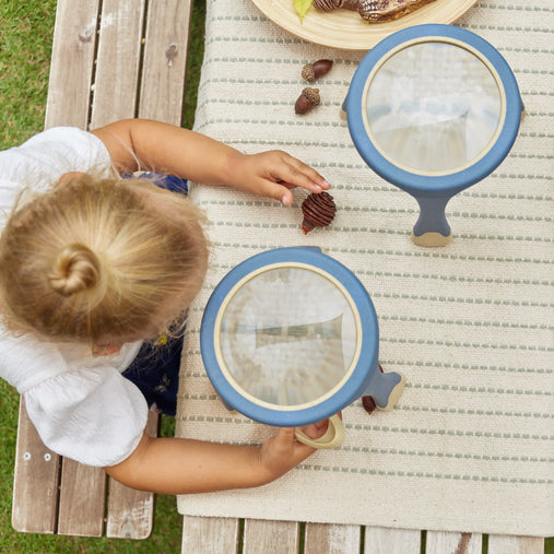 G4602 All-Weather Tabletop Magnifier Set of 2 Lifestyle 016
