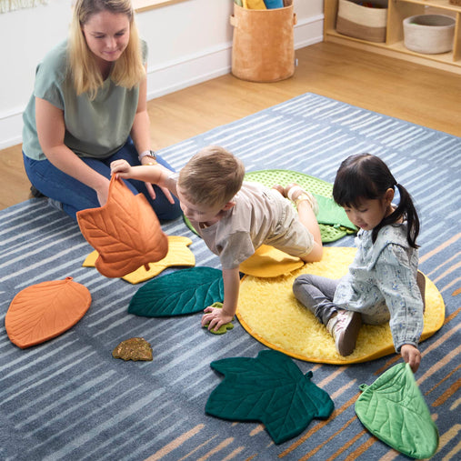 302272 Jumbo Sensory Leaves Lifestlye 56