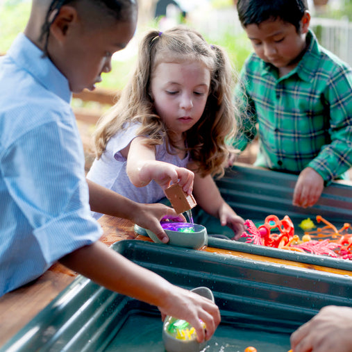 U3214 Nature to Play Water Table Lifestyle 2