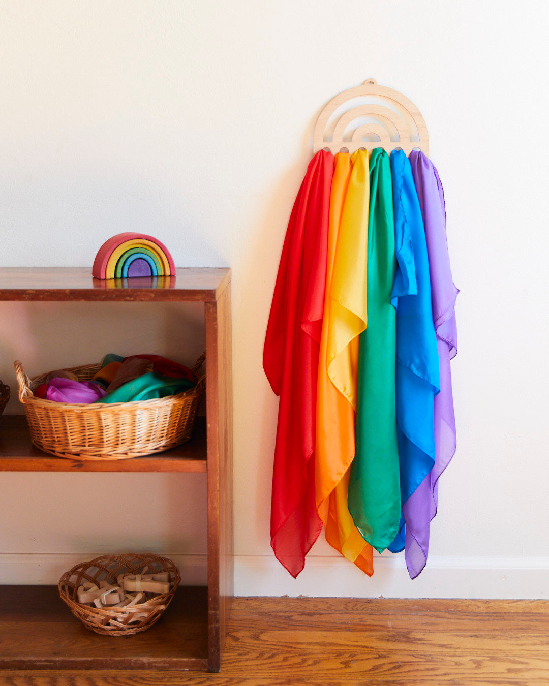 サラズシルク　ディスプレイスタンド Sarah's Silks Rainbow Playsilk Display – Guidecraft