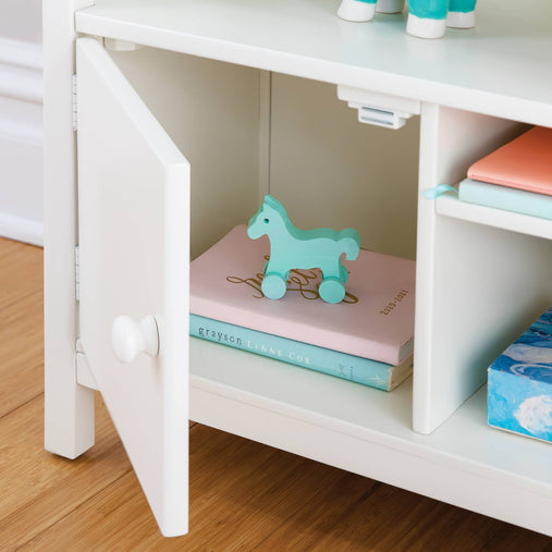 G27840 Martha Stewart Kids Dollhouse Bookcase White Env Detail 4