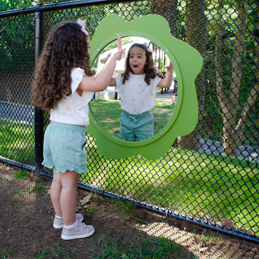 300562 Outdoor Easel Green Lifestyle1
