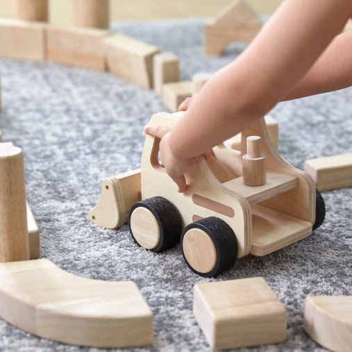 G6720 Wooden Front Loader Lifestyle
