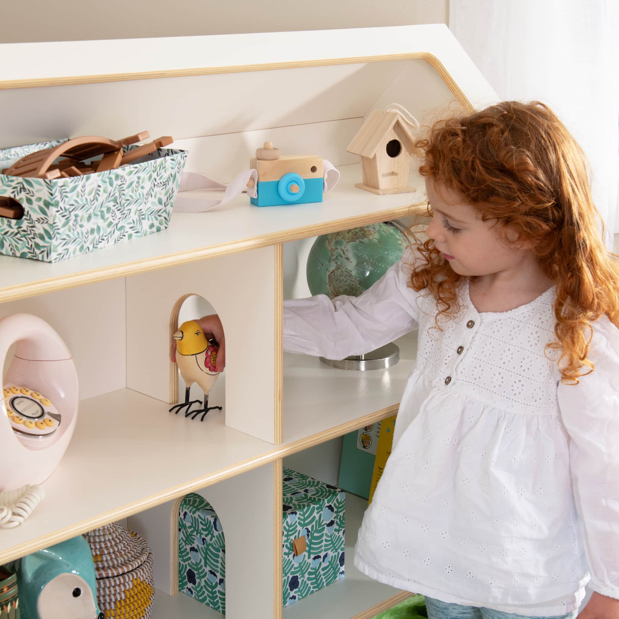 EdQ Dollhouse Bookcase with Bins – Guidecraft EdQ Dollhouse Bookcase with Bins – Guidecraft