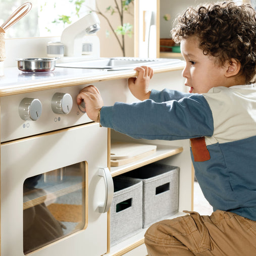 G80430 EdQ Kitchen Stove and Sink and Oven White Lifestyle 2673 | White